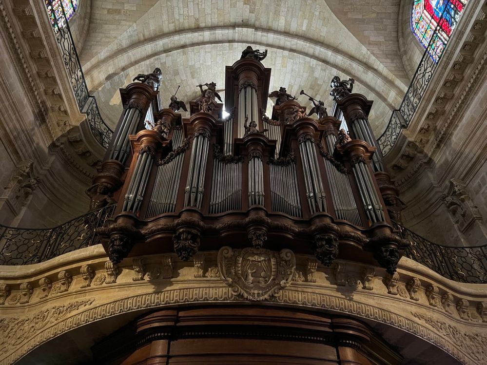 The organ inside a Bordeaux church.