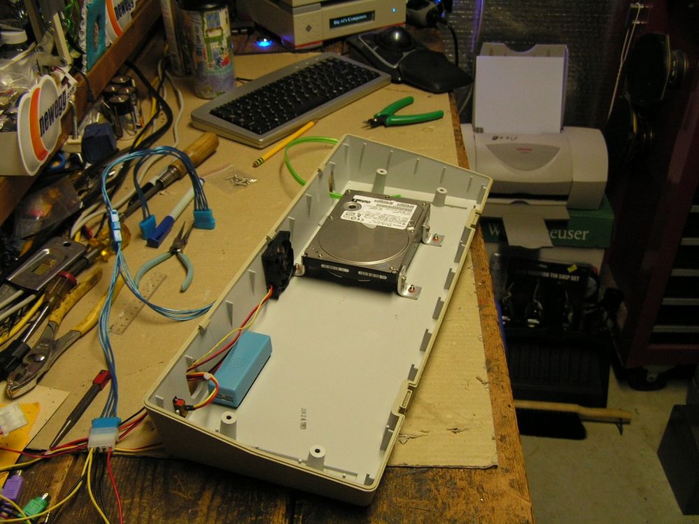 The keyboard cavity with an HDD and a 60mm fan installed.