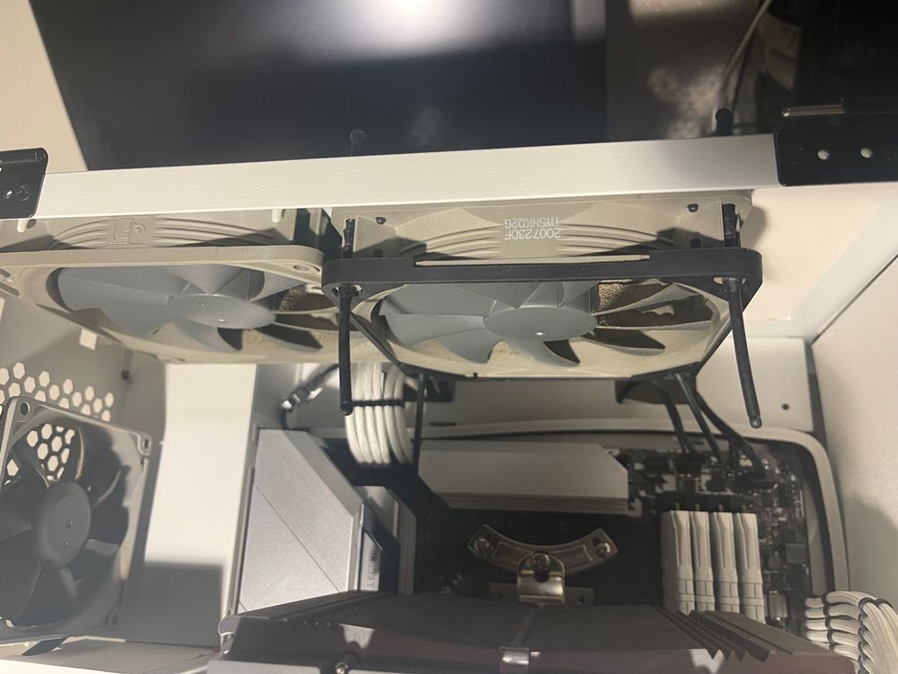 I had some inlet spacers from Noctua as well on my radiator, i moved them behind the fans, used the included rubber anti-vibration fan mounts, and also put my Noctua fan gaskets on the front for decoration.