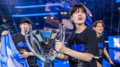 LeagueOfLegends_Worlds2022_DRXDeft_Trophy_holding.jpg