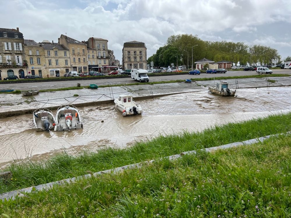 Low tide along the Bordeaux coast.