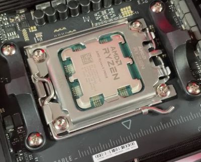 Ryzen7900X_in_AM5_Socket.jpg Ryzen7900X_in_AM5_Socket.jpg